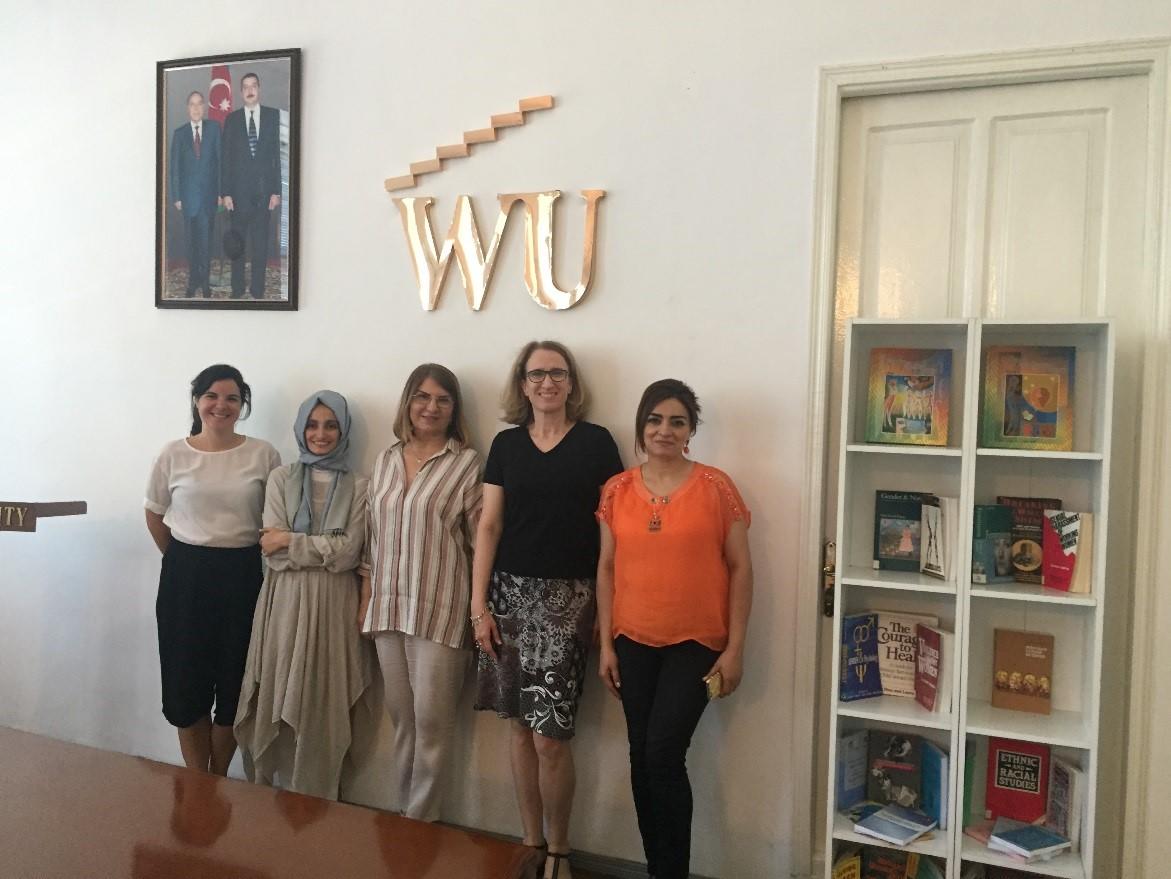 Sabina García Peter und Heike Pantelmann zusammen mit Kolleginnen der Western University in Baku, Aserbaidschan