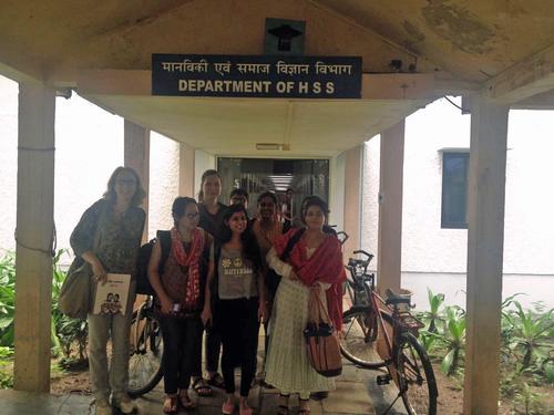 Heike Pantelmann (erste von links) und Kathleen Heft (dritte von links) mit Kolleginnen vor dem Department of Humanities and Social Sciences des IIT Bombay, Oktober 2017